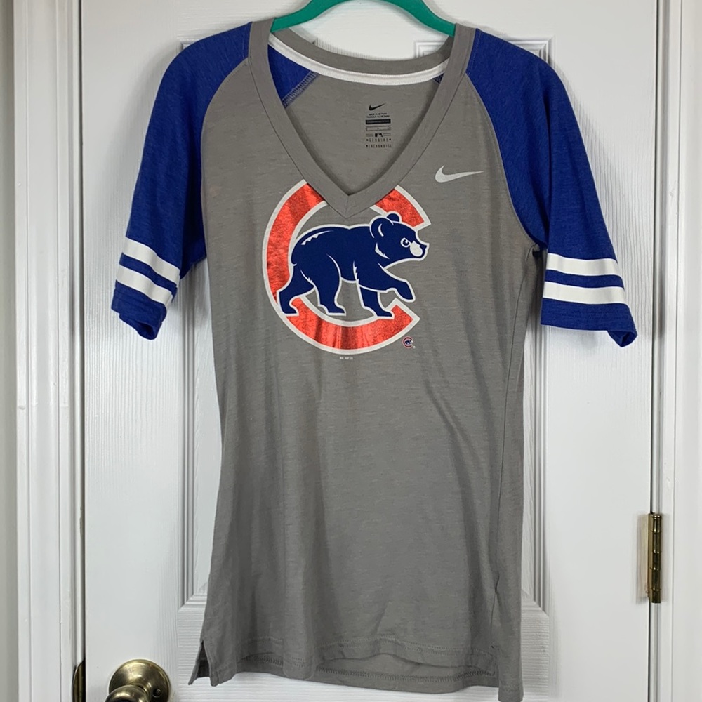 Nike grey Chicago Cubs V neckline tee shirt size SP. blue baseball sleeves